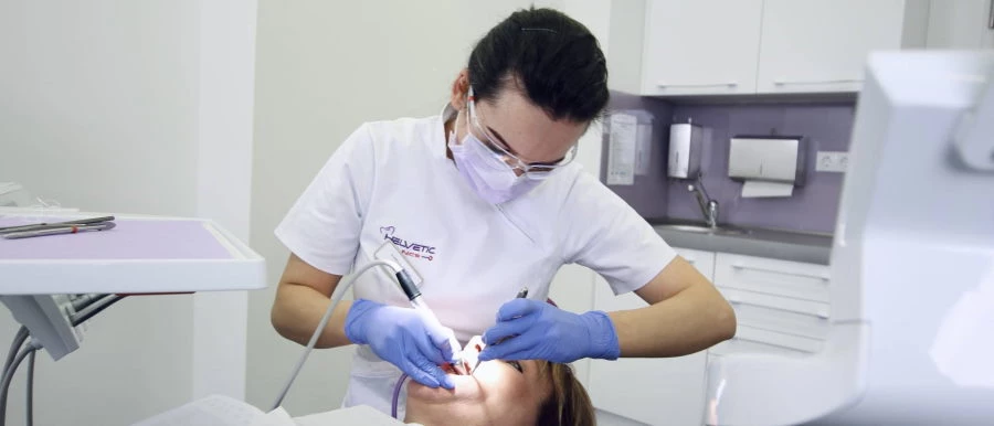 Fogkő eltávolítás közben